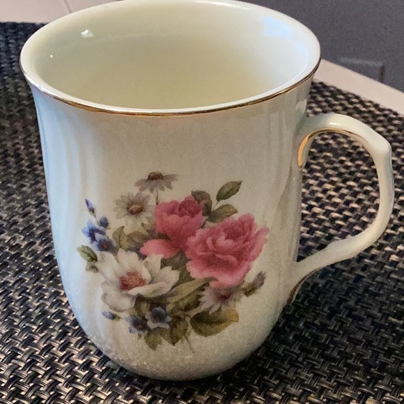 Elegant set of Four Coffee/Tea Mugs. - Picture 6 of 7